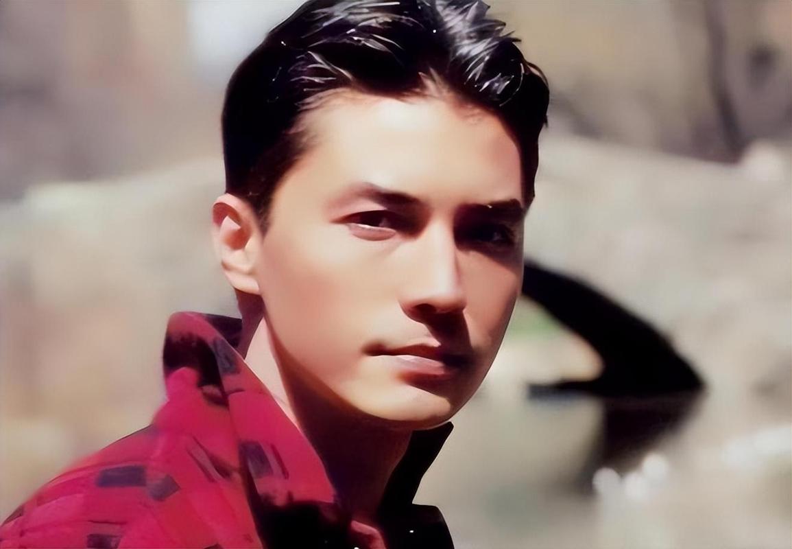 尊龙凯时app:男子吊环项目,选手们展现力量,尊龙 贴吧