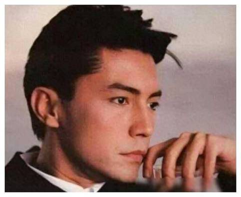 尊龙凯时人生就是博官网:职业高尔夫赛事中的团队协作。,尊龙实业有限公司属于国企吗