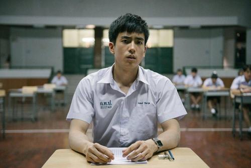 尊龙凯时人生就是博官网:橄榄球内侧跑动与外侧传球配合,橄榄球传准视频